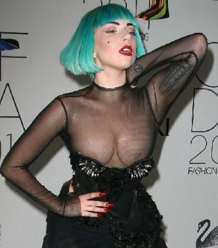 Леди Гага светит голой жопой в прозрачном прикиде (ФОТО)
