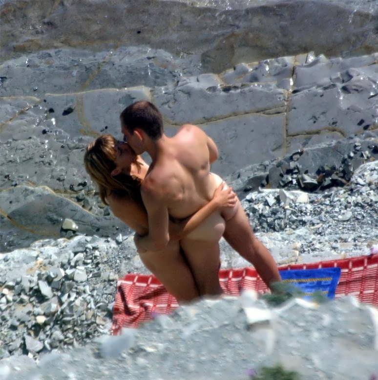 Секс на пляже снятый скрытой камерой.