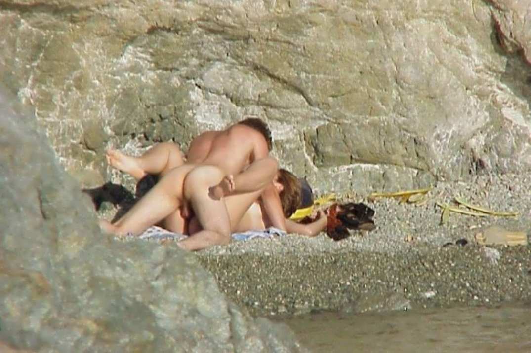Развратная парочка подглядывает за отдыхающими на пляже - порно фото