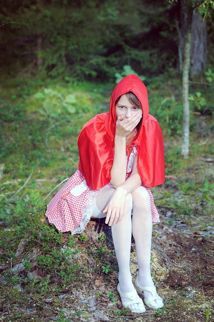 Красная Шапочка показывает письку в лесу