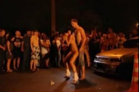 Стриптиз на публике перед автогонками (ВИДЕО)