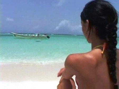 Морячок трахает в жопу красавицу на пляже (ВИДЕО)