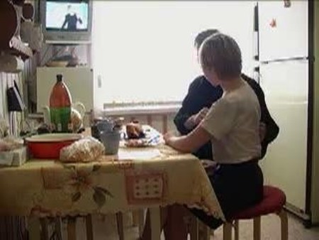 Хозяин отымел квартирантку на кухне (ВИДЕО)