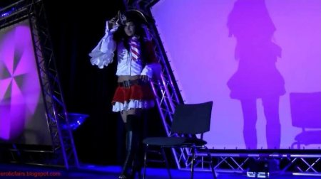 Оригинальный стриптиз королевы пиратов (ВИДЕО)