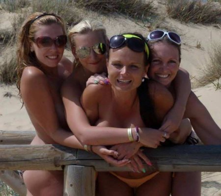 Загорают голышом на заморском пляже (ФОТО)