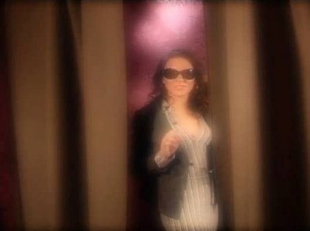 Снимает медленно подаренное нижнее белье (ВИДЕО)