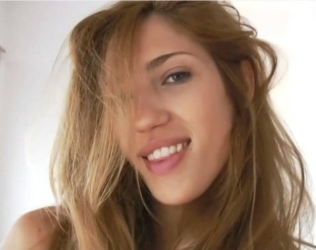 Смотри и она покажет свои трусы (ВИДЕО)