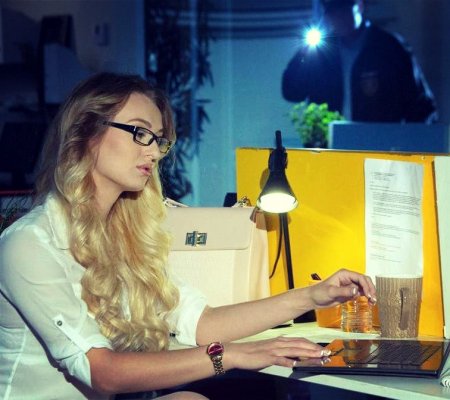 Засиделась на работе допоздна и была выебана сторожем (ФОТО)