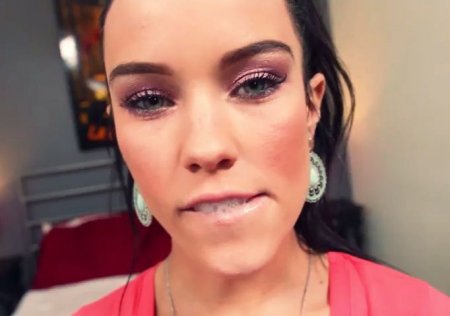 Звезда фильмов для взрослых Меган Рэйн поощряет оператора (ВИДЕО)