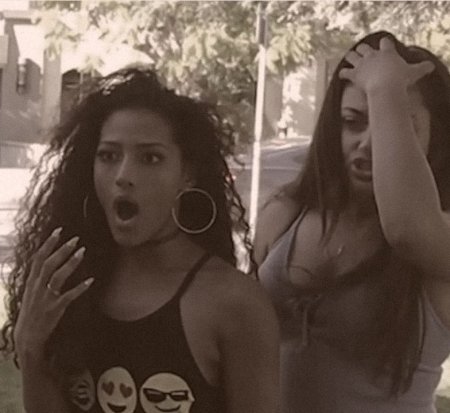 Он просто хотел ее шлепнуть по попе (ВИДЕО)