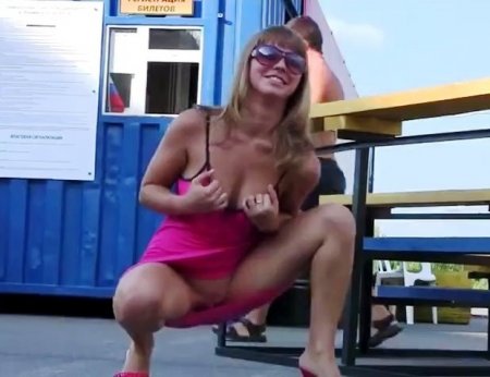 Дефилирует без белья перед сторонними (ВИДЕО)