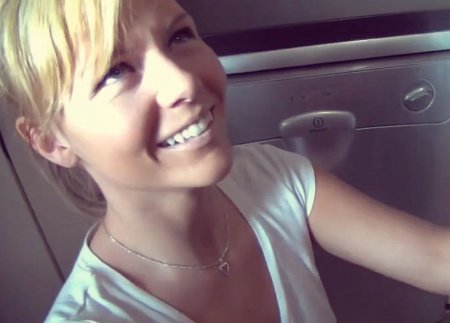 Юная немка шлифует зрелую торпеду на кухне (ВИДЕО)