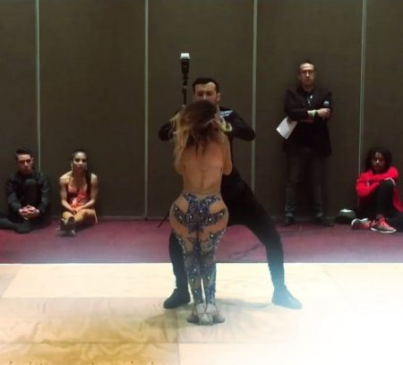 От ее жопы глаз не оторвать! (HD ВИДЕО)