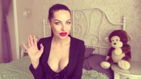 Видеоблогерша жжёт сверкая голыми сиськами (ВИДЕО)