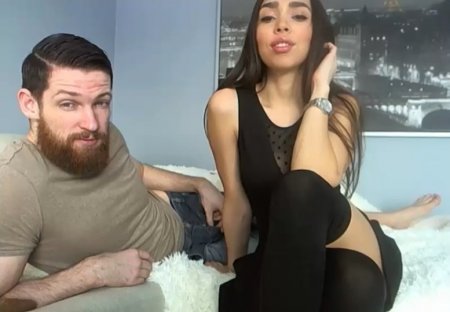 Сексапильная вебкам модель довела бородача руками до оргазма (ВИДЕО)