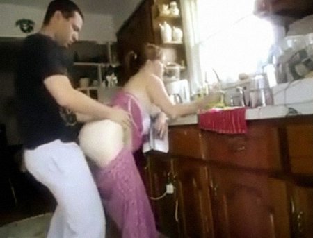 Стянул штаны с жены и вставил прям на кухне (ВИДЕО)