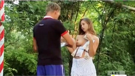 Девка раздавала флаера и показывала всем желающим грудь (ВИДЕО)