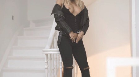 Нимфоманка мастурбирует в подъезде жилого дома (HD ВИДЕО)