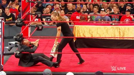 Дерзкая дамочка Ронда Раузи наказала соперницу за троллинг на ринге (ВИДЕО)