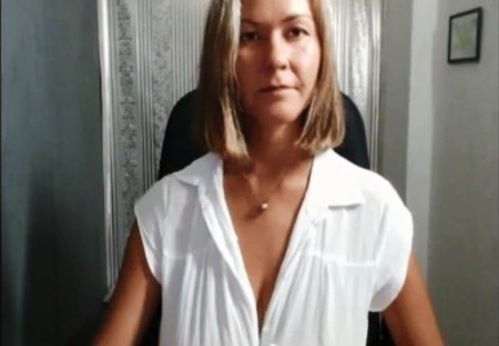 Роскошная бабка исполняет стриптиз и мастурбацию перед вебкой (ВИДЕО)