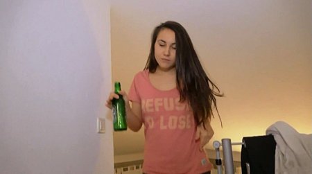 Домашний анал симпатичной хмельной подружки с камшотом на живот (ВИДЕО)