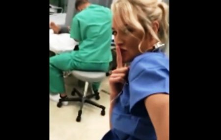 Медсестра во время рабочего дня снимает для любовника развратные видео