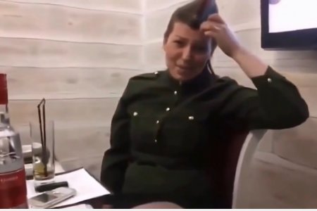 Бля у меня под пилоткой чешется (ВИДЕО)