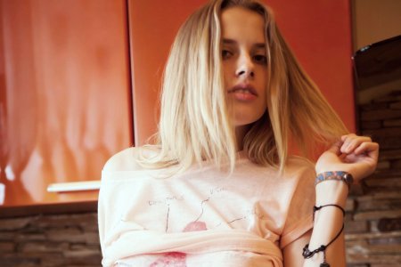 Молодая домохозяйка без трусиков на кухне с чашкой кофе (ФОТО)