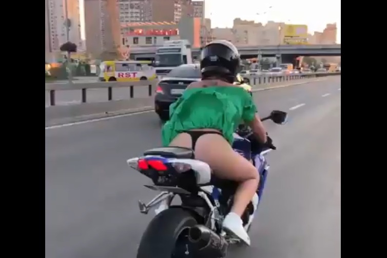 голая на мотоцикле порно видео