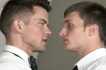 Сладкий мальчик трахает своего сводного брата (ВИДЕО)